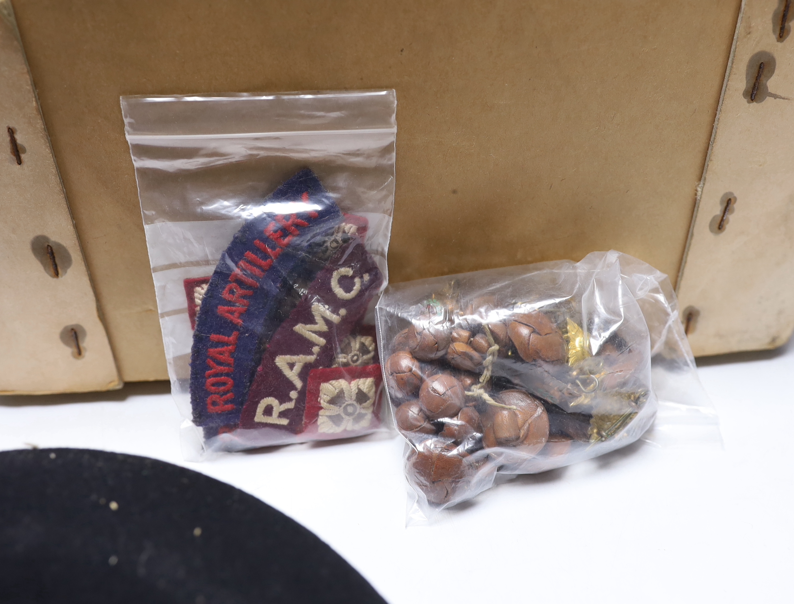 A boxed Royal Artillery officer's cap, buttons, cloth shoulder titles, etc.